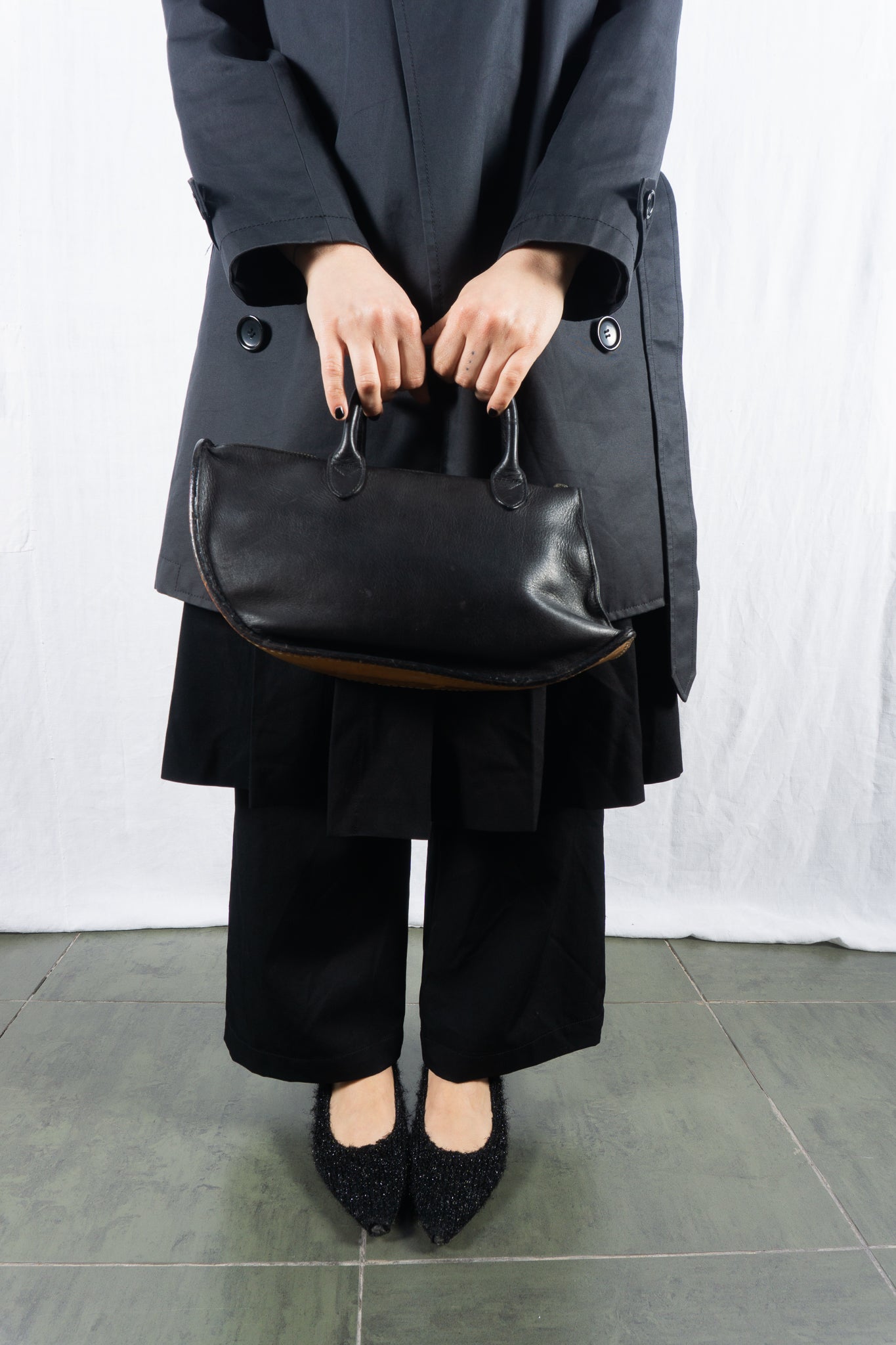 Masakï Matsushïma 1990s arc leather handbag – handle detail | Recente Studio