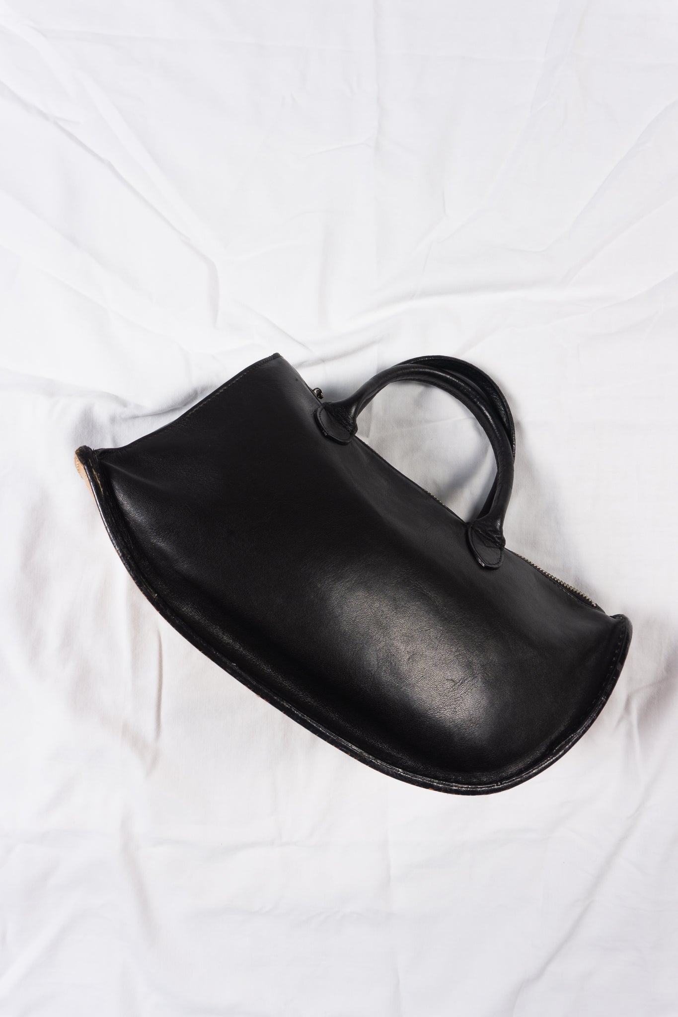 Masakï Matsushïma 1990s arc leather handbag – front view | Recente Studio