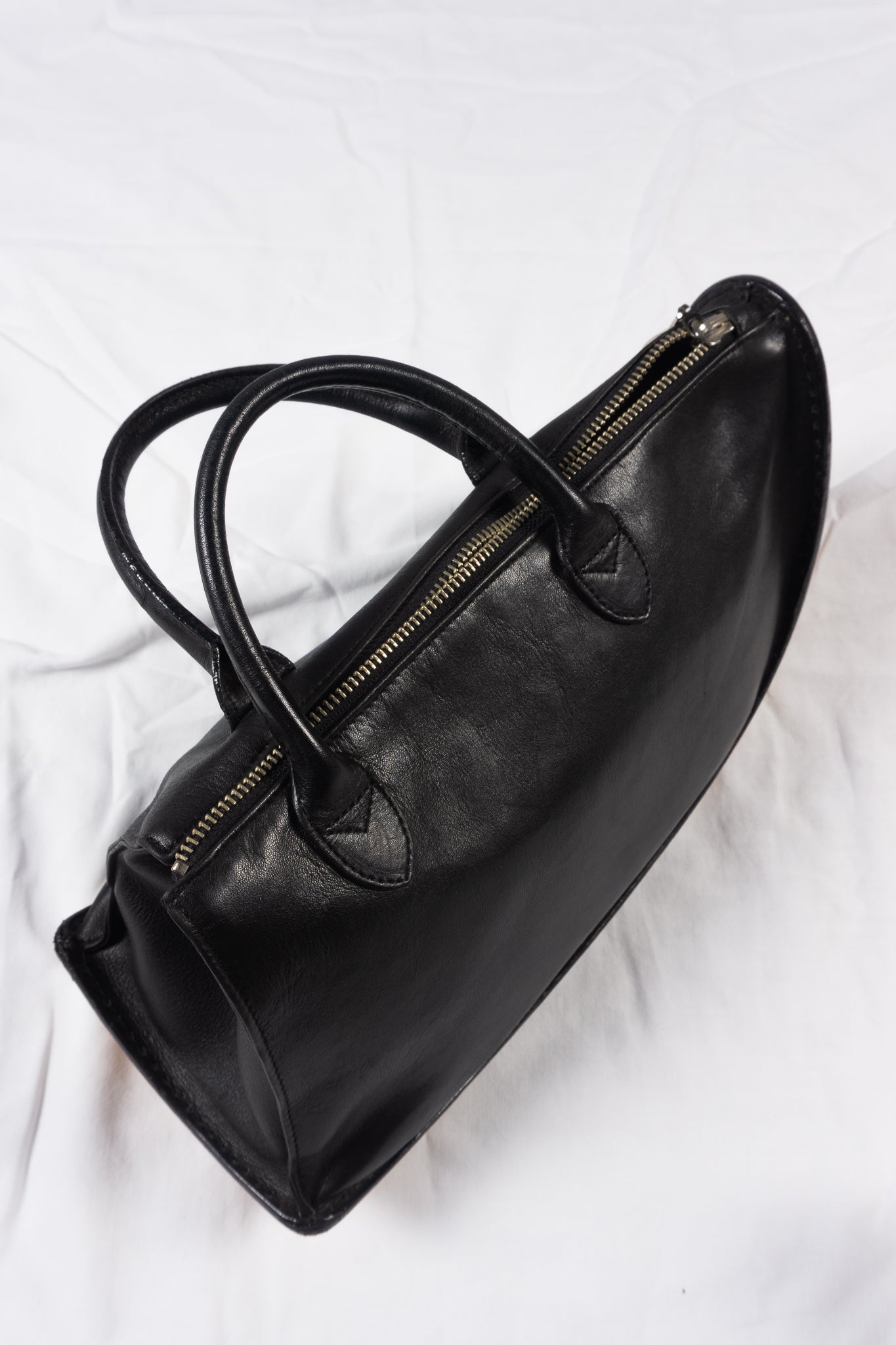 Masakï Matsushïma 1990s arc leather handbag – top view | Recente Studio