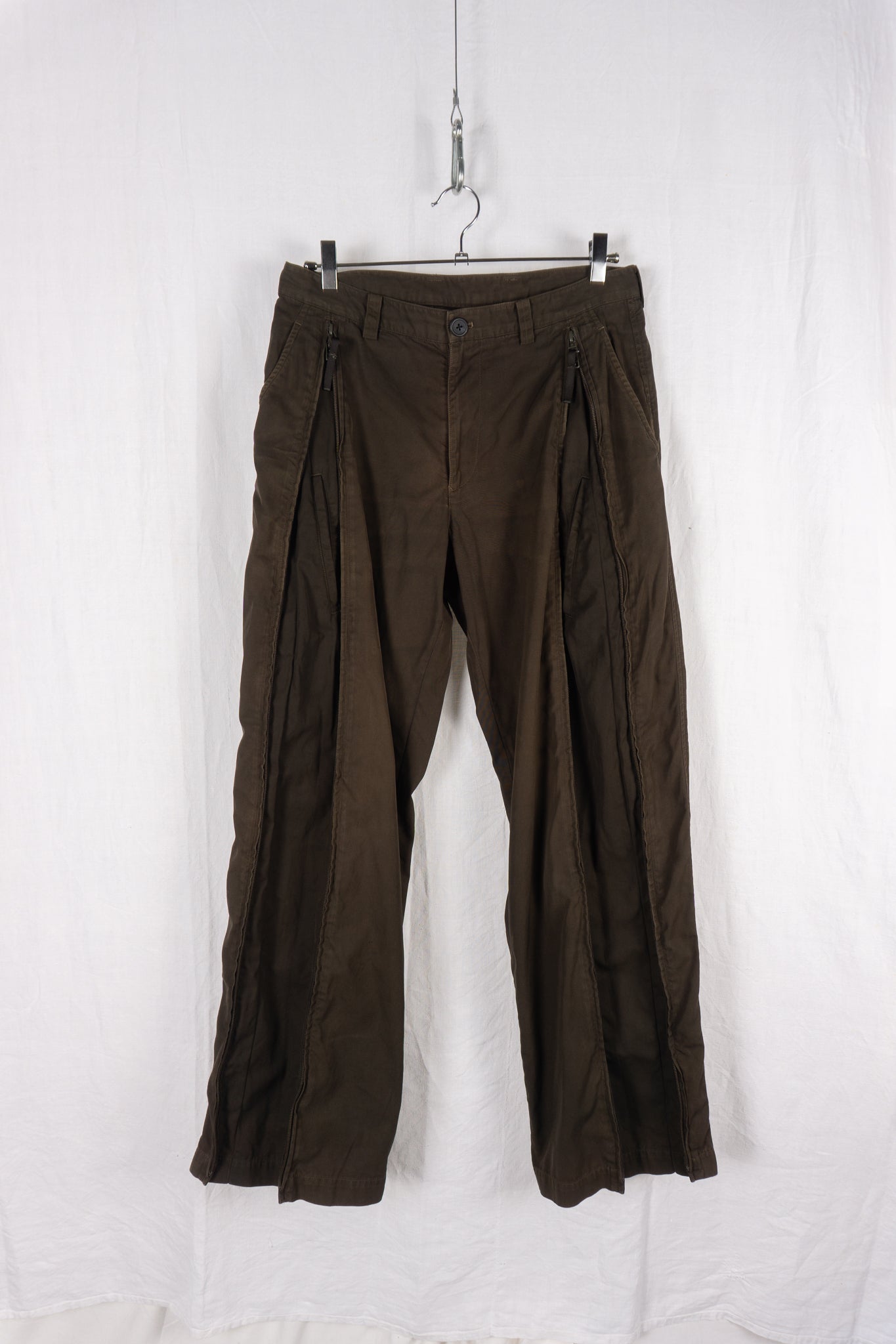 Issey Miyake Men A/W 1999 parachute pants green – side view | Recente Studio
