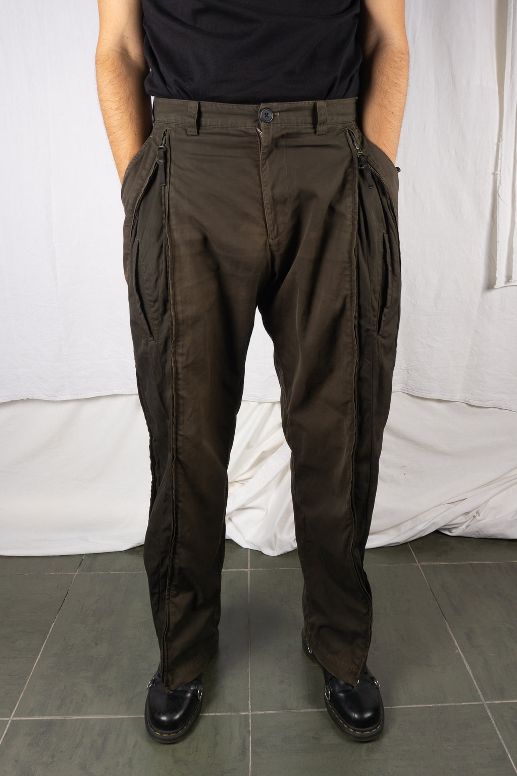 Issey Miyake Men AW99 parachute pants green – worn view | Recente Studio