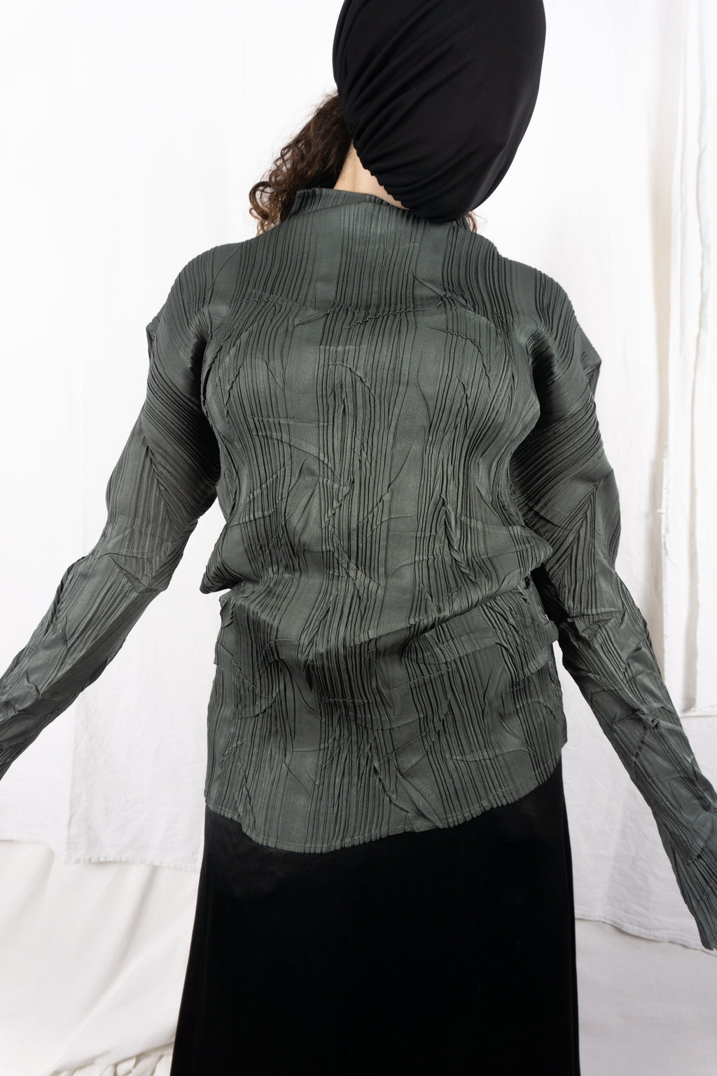 Issey Miyake AW95 pleated top – side view | Recente Studio