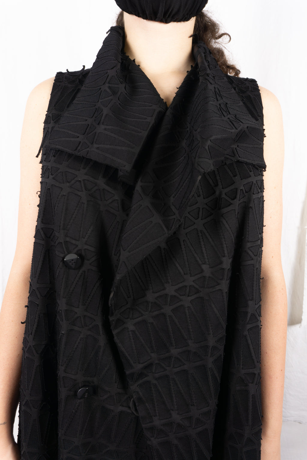 Issey Miyake SS17 sleeveless patches jacket – collar detail | Recente Studio