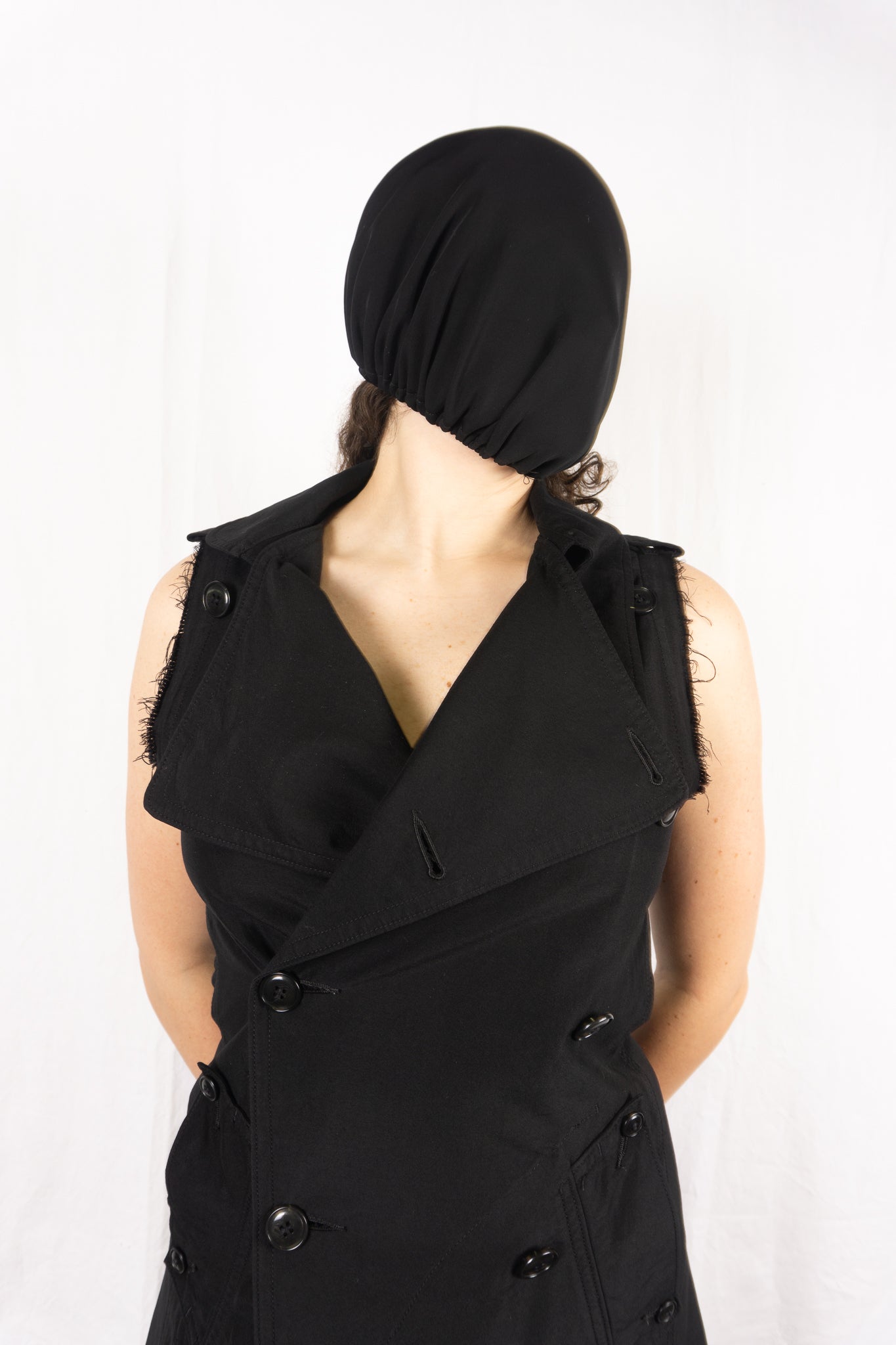 Y's Yohji Yamamoto 2010s sleeveless trench – collar detail | Recente Studio