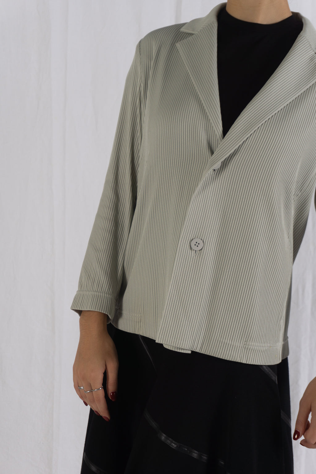 Issey Miyake AW16 plissé jacket – detail view | Recente Studio