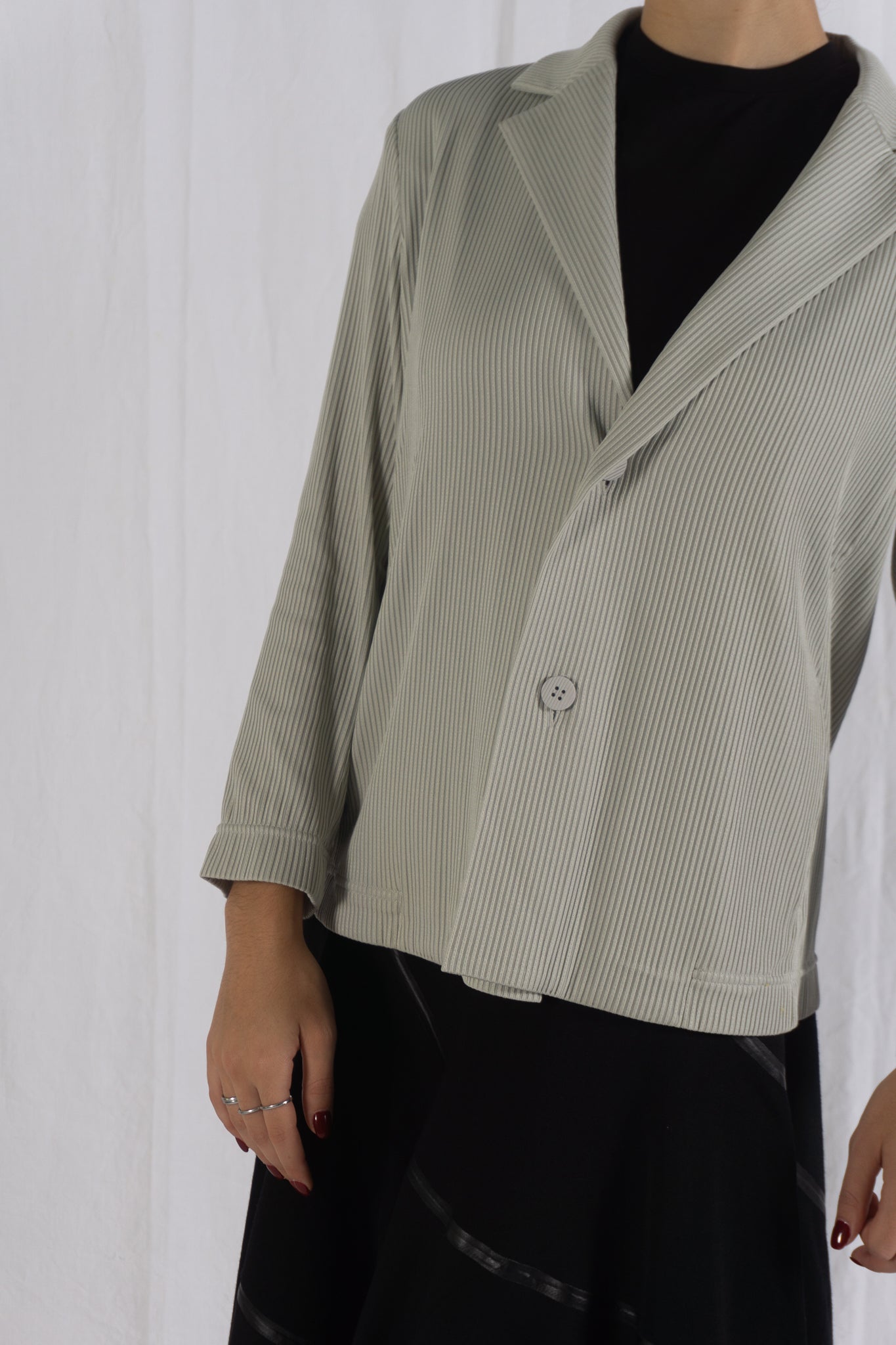 Issey Miyake AW16 plissé jacket – detail view | Recente Studio