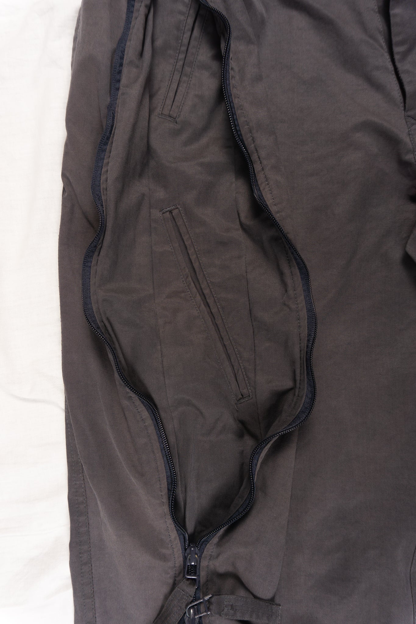 Issey Miyake Men A/W 1999 parachute pants grey – detail | Recente Studio