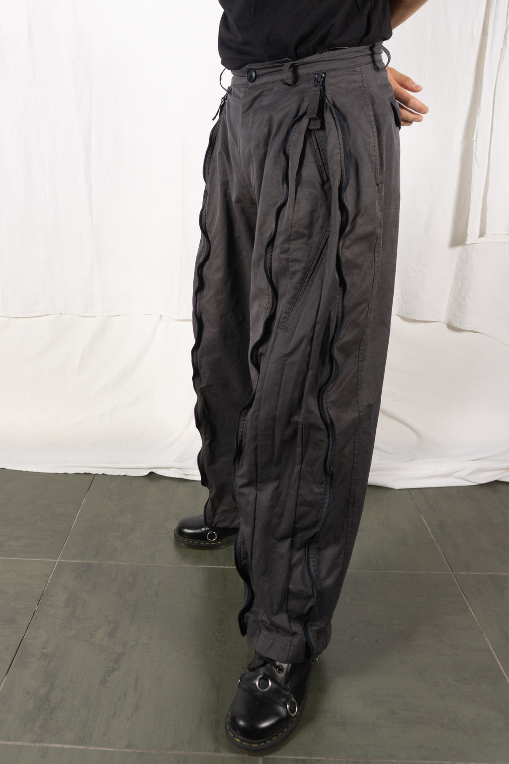 Issey Miyake Men AW99 parachute pants grey – leg detail | Recente Studio