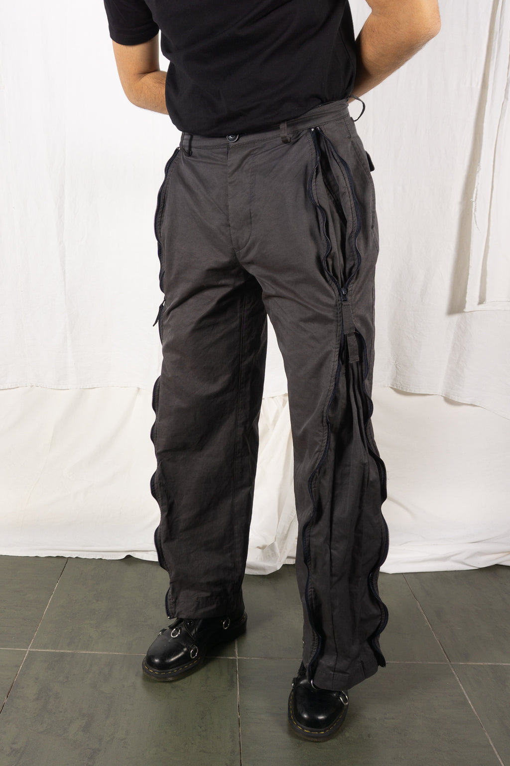 Issey Miyake Men AW99 parachute pants grey – close-up | Recente Studio