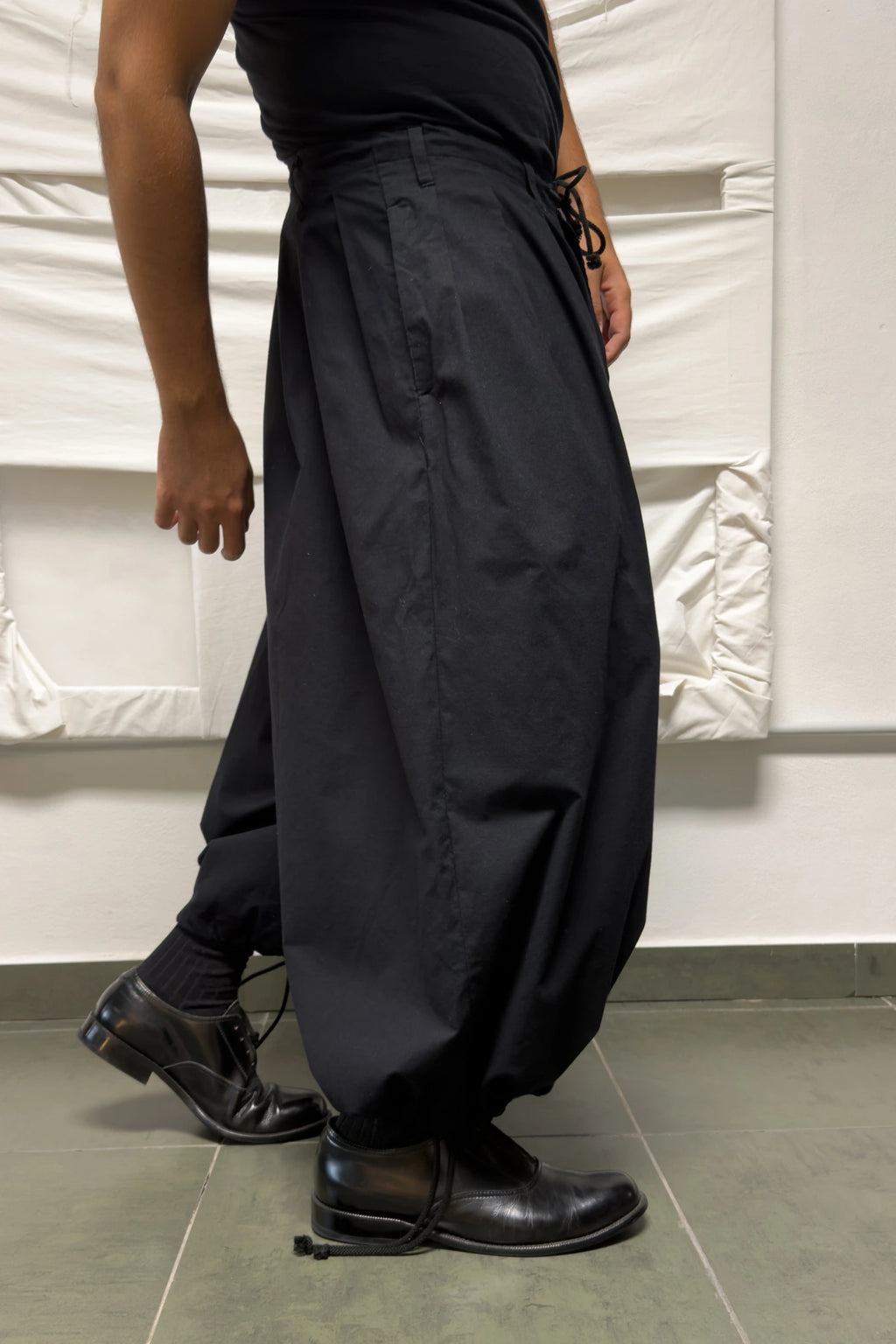 BLACK SCANDAL Yohji Yamamoto AW18 balloon pants – side view | Recente Studio
