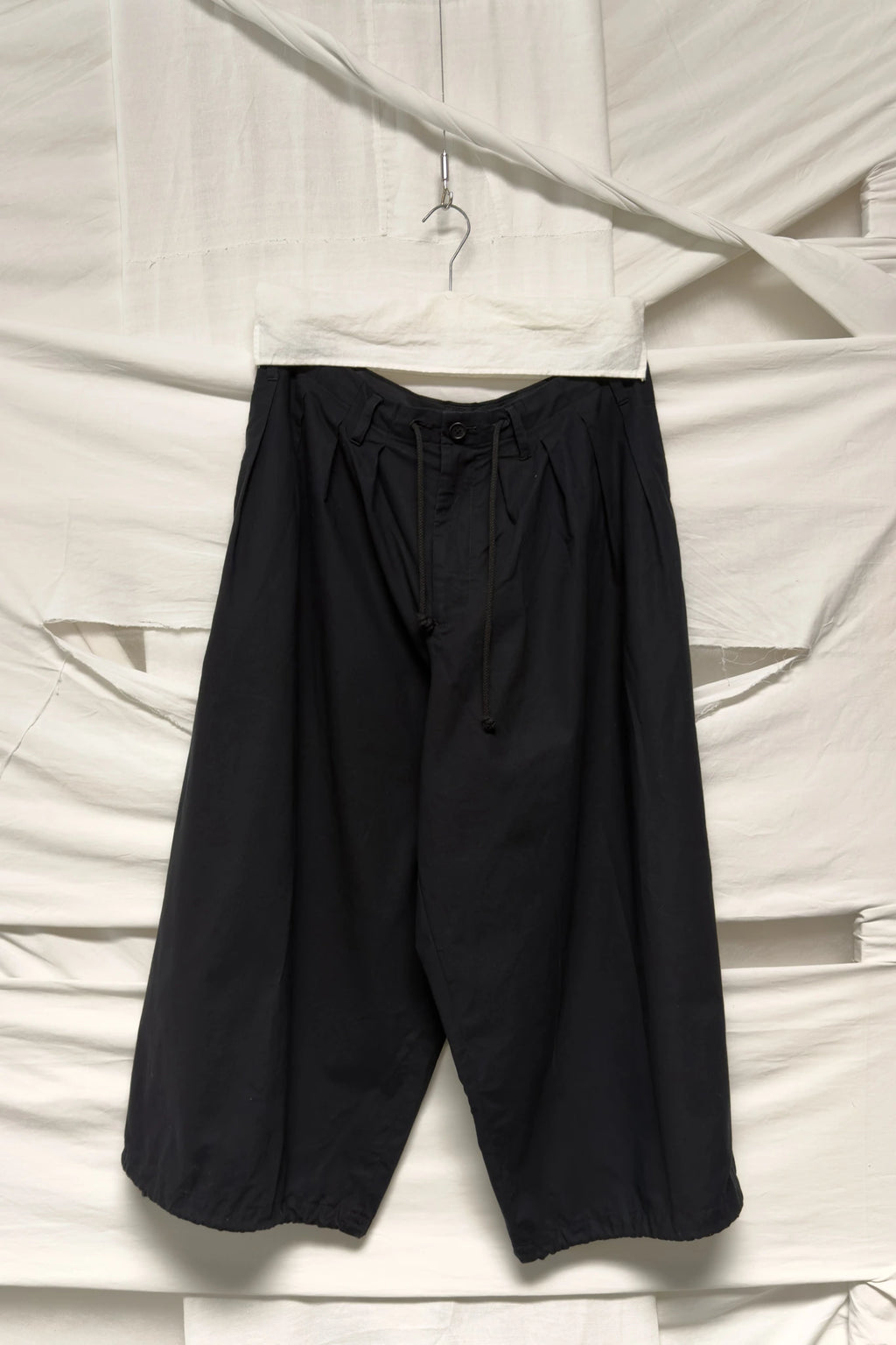 BLACK SCANDAL Yohji Yamamoto AW18 balloon pants – styled view | Recente Studio